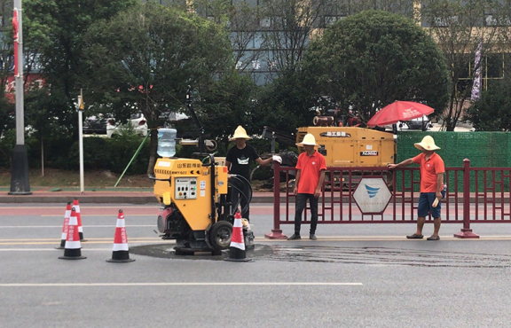 施工機械化，采用圓形井蓋切割機整治修復路面井蓋問題